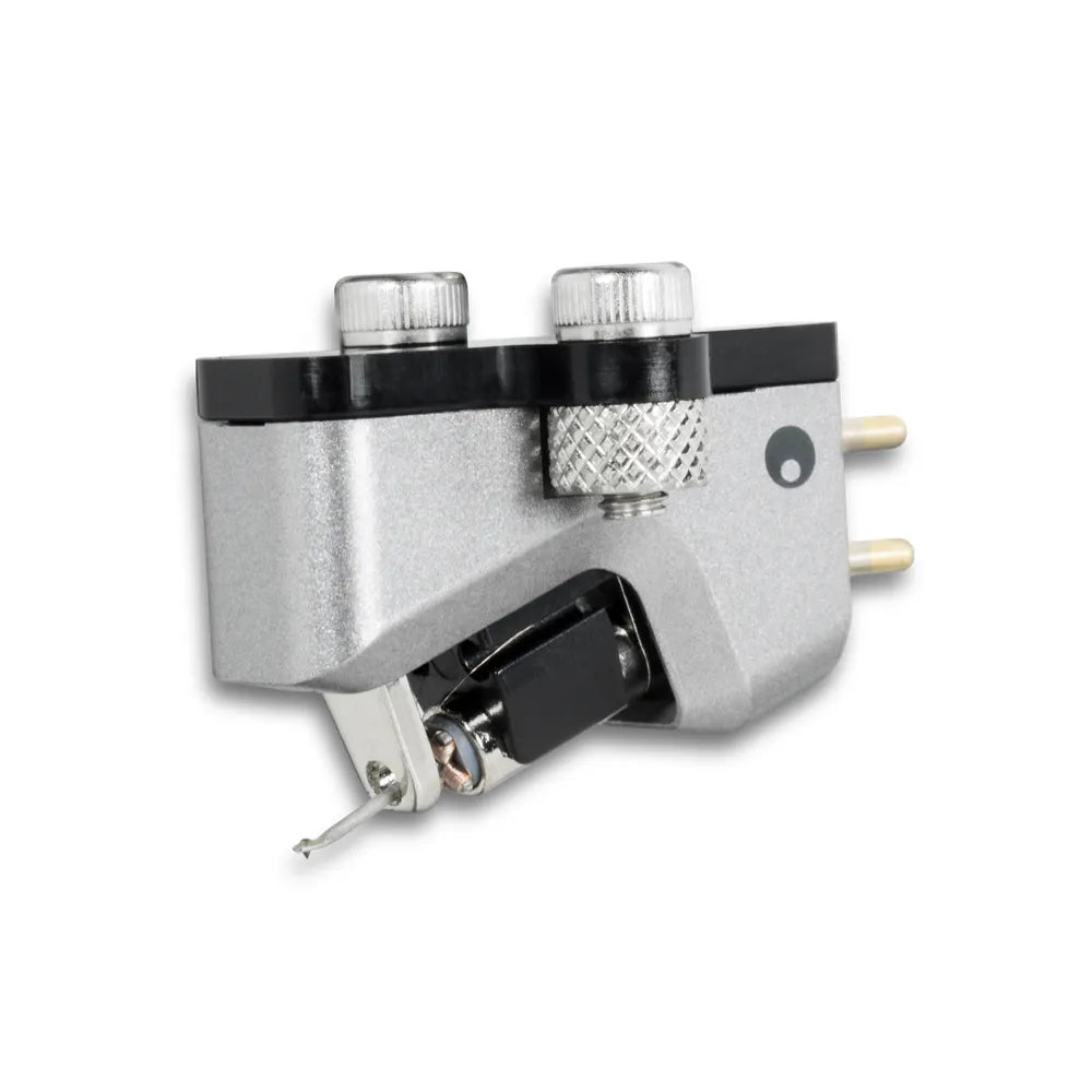 Cambridge Audio Alva MC — vista laterale con cantilever e stilo