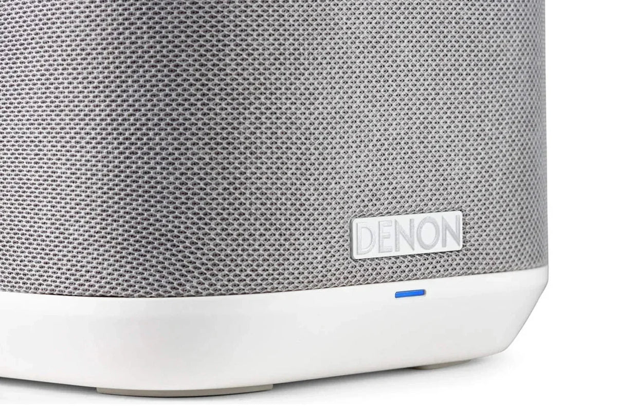 Denon Home 150, dettaglio logo frontale su bianco