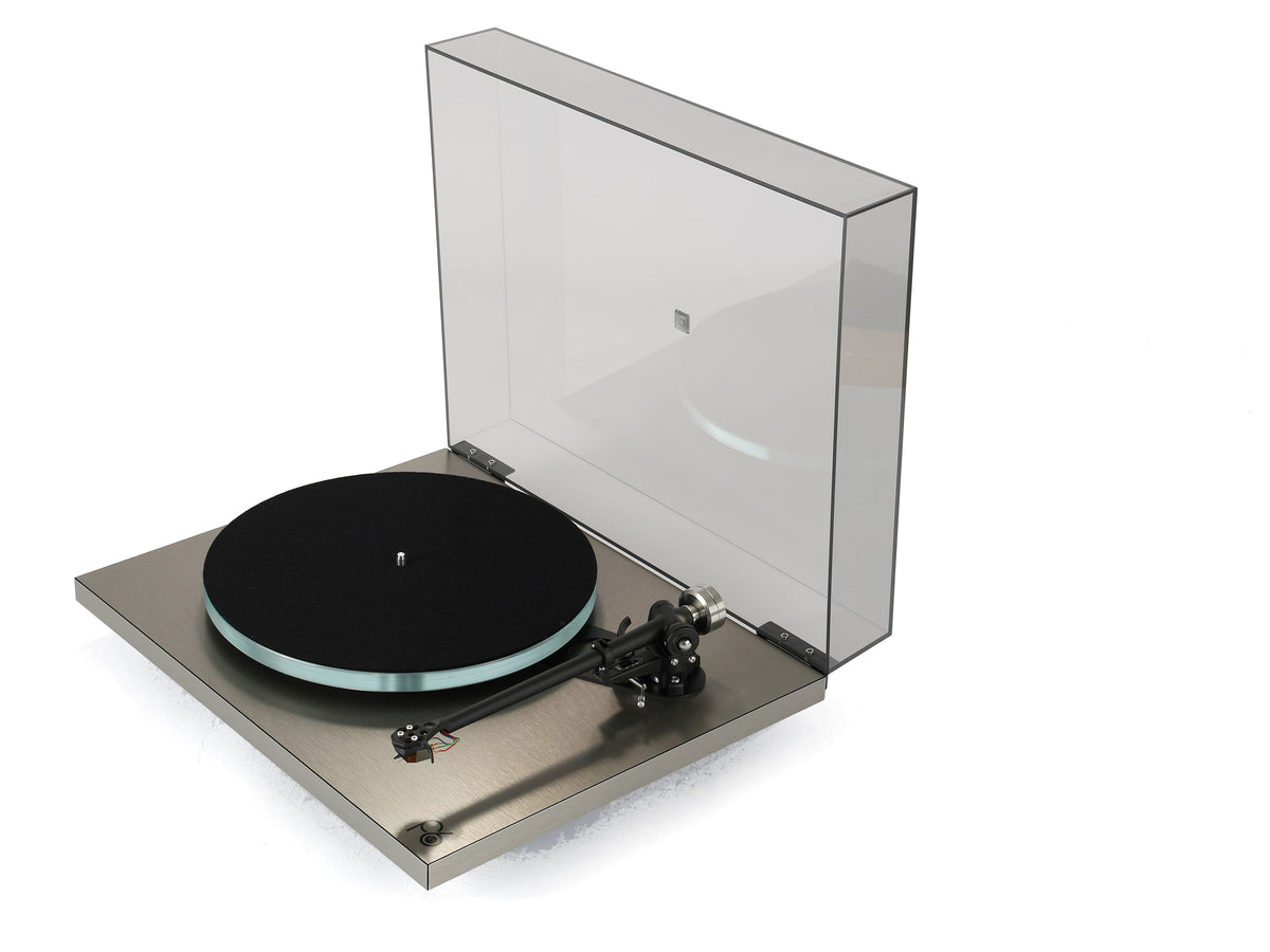 Rega Planar 6 RS Edition — Vista di tre quarti