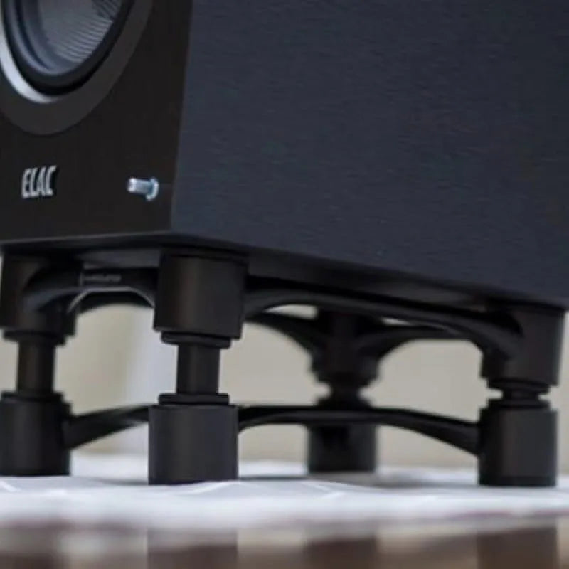 IsoAcoustics Aperta — supporto nero sotto un diffusore da scaffale
