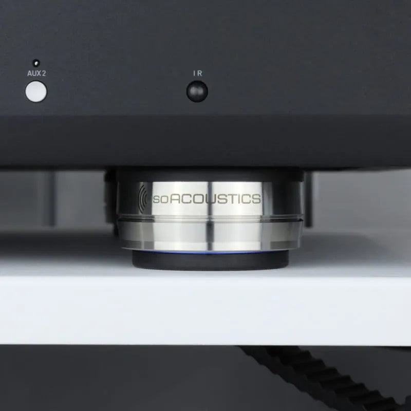 IsoAcoustics Orea — isolatore sotto un apparecchio su un ripiano