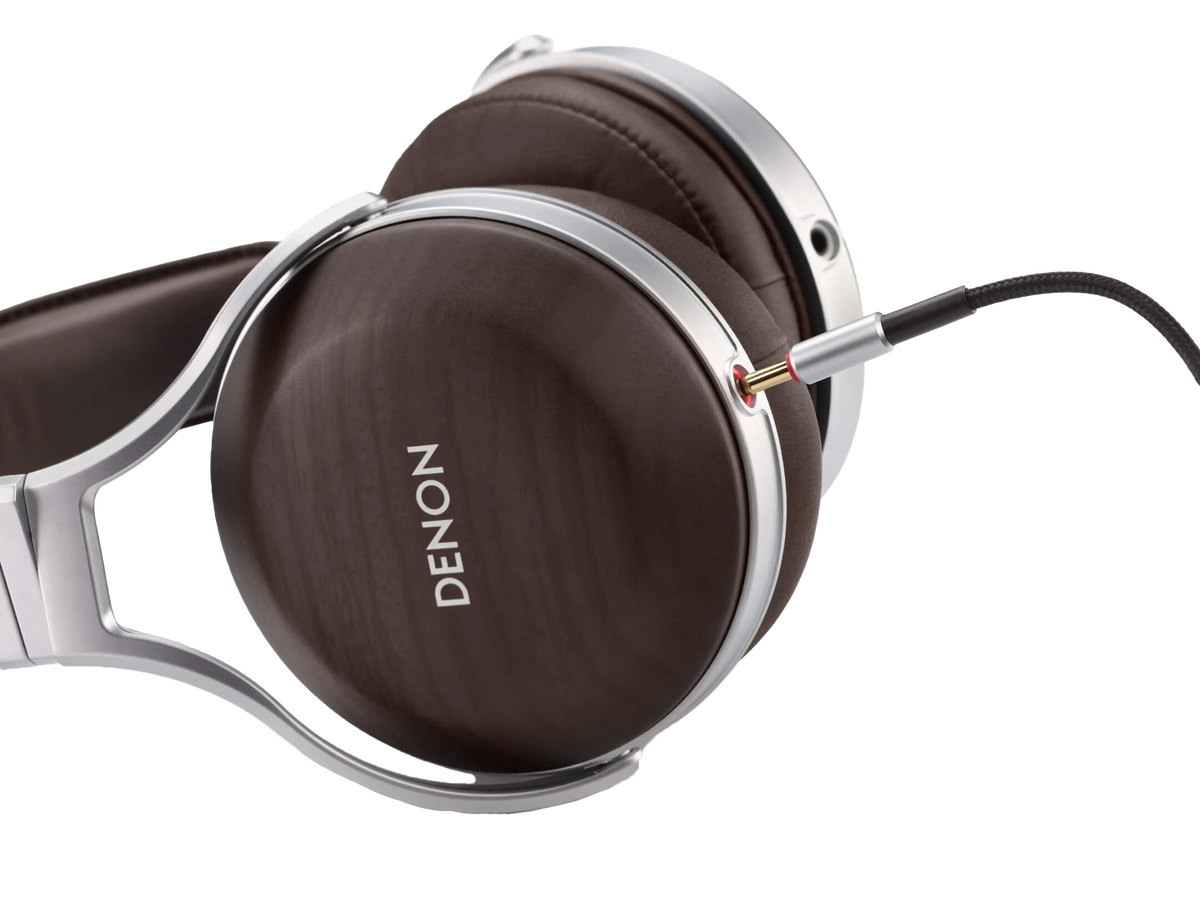 Denon AH-D5200EM, foto ambientata