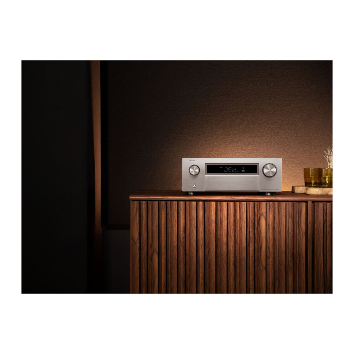 Denon AVC-X6800H — foto ambiantata silver