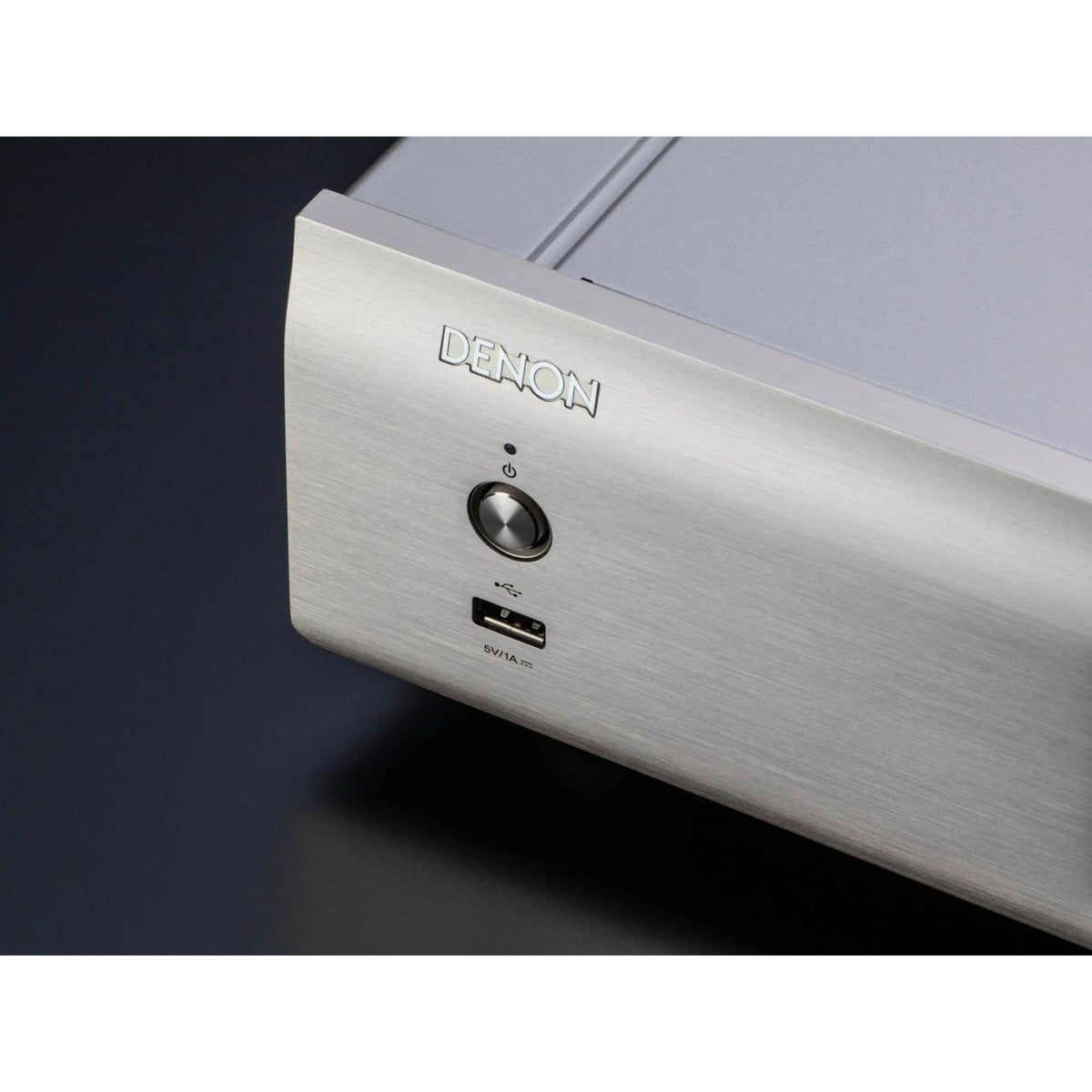 Denon DCD-900NE — dettaglio logo silver