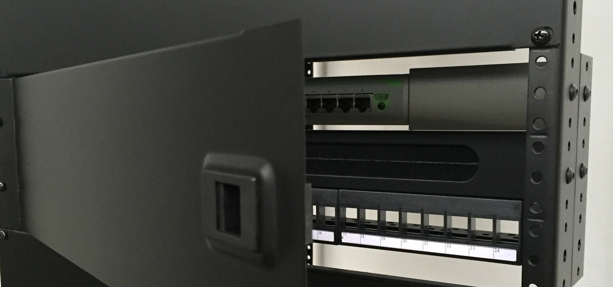 Domolift Kit Lan con passa-cavi e arretratore 3U, vista frontale