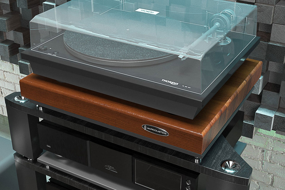 IsoAcoustics Delos — noce, sotto un giradischi