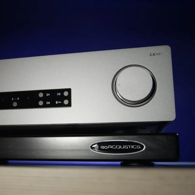 IsoAcoustics zaZen — sotto un amplificatore
