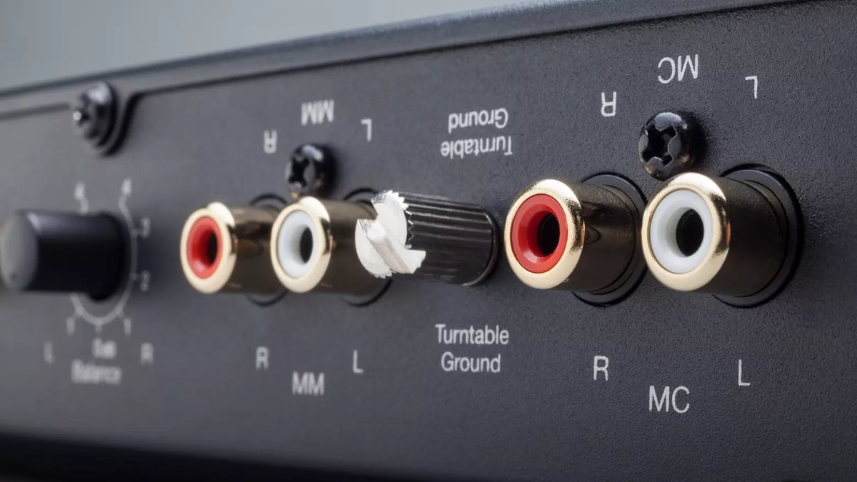 Cambridge Audio Alva Duo — dettaglio degli ingressi MM e MC e della presa di massa