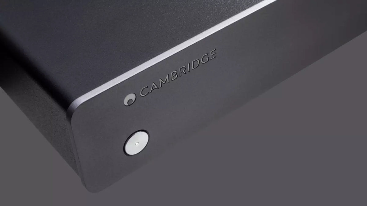 Cambridge Audio Alva Solo — dettaglio dello spigolo del frontale