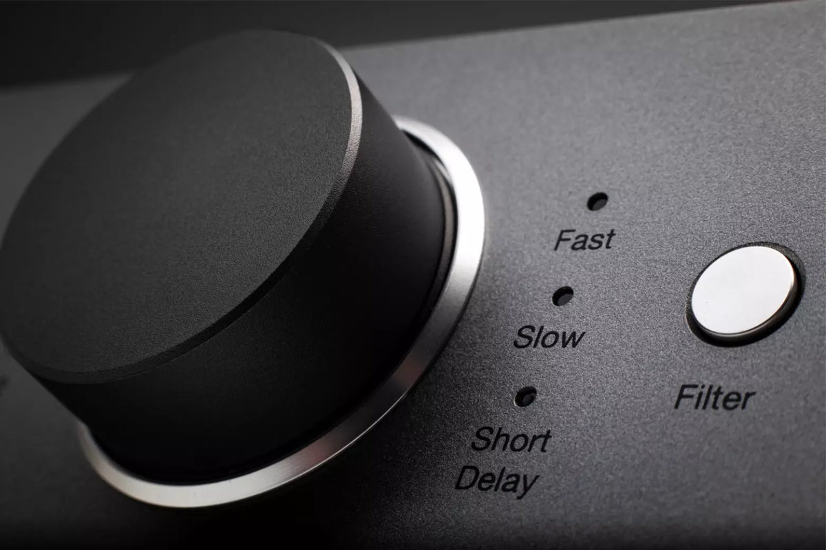 Cambridge Audio DacMagic 200M — dettaglio della manopola del volume e del selettore del filtro